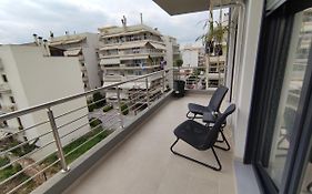Grey Swan - Modern & Stylish Apartment With Private Parking